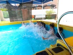 プール遊び