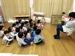 絵本読み聞かせ